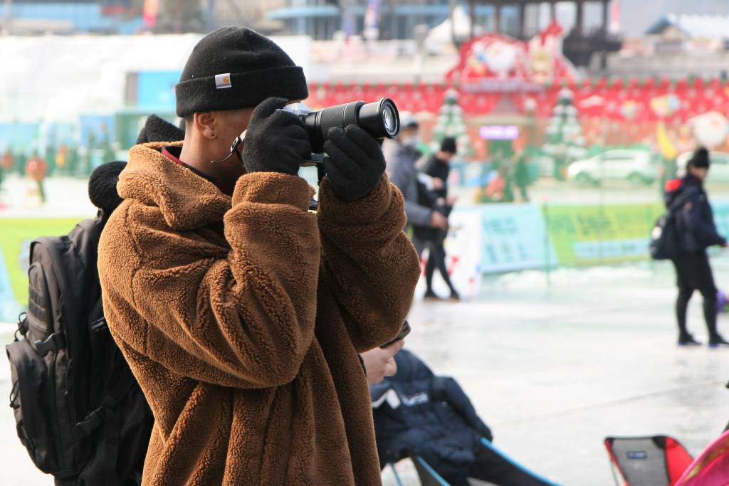 12일 오후 강원 화천군 화천천 일대에서 열리고 있는 화천산천어축제장에서 한 외국인 관광객이 축제장을 카메라에 담고 있다./사진=뉴시스