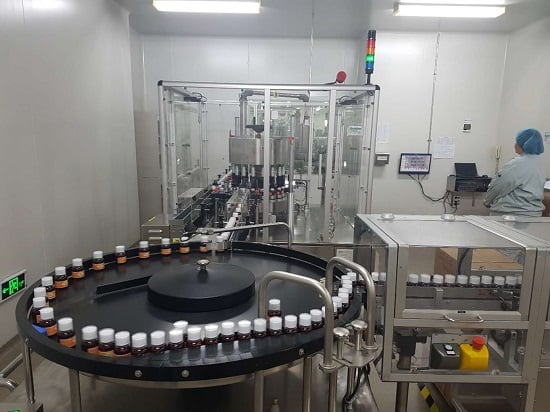 북경한미 베이징 공장 내 시럽약 생산라인. 1분에 약 225병이 생산된다. /사진=진상현 베이징 특파원.