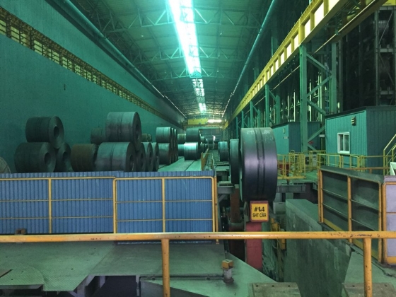 동국제강 부산공장 컬러강판 생산라인에서 제품이 생산되고 있다./사진제공=동국제강