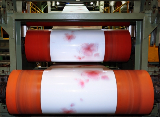 잉크젯 프린트 강판 제품을 알리기 위해 동국제강은 부산공장에 건물 외장에 시공돼 있는 모듈형 광고 판넬 설치했다./사진=기성훈 기자