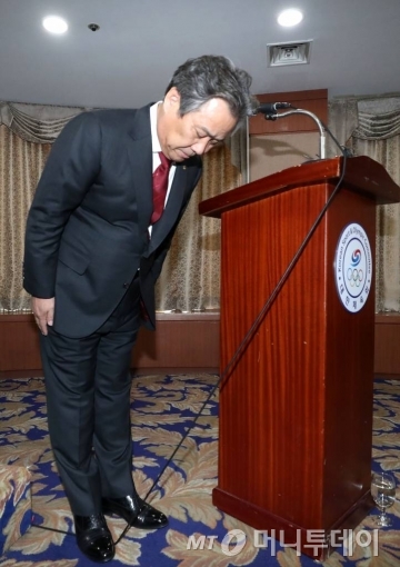 이기흥 대한체육회장이 15일 오전 서울 송파구 서울올핌픽파크텔에서 열린 이사회에 참석해 '체육계 폭력-성폭력 사태'에 대한 쇄신안을 발표하며 고개 숙여 사과하고 있다./사진=홍봉진 기자
