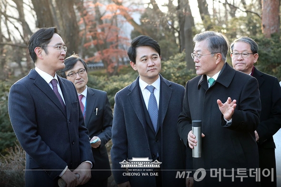 문재인 대통령이 15일 청와대 영빈관에서 ‘2019 기업인과의 대화’를 마친 뒤 참석 기업인들과 본관 앞을 산책하며 이야기를 나누고 있다. (청와대 페이스북)2019.1.15/뉴스1 <저작권자 © 뉴스1코리아, 무단전재 및 재배포 금지>
