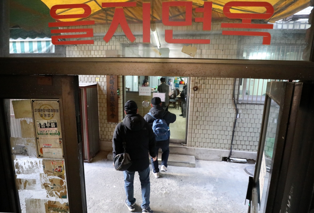 서울 중구 을지면옥 가게 앞에 시민들이 줄 서 있는 모습. /사진제공=뉴스1