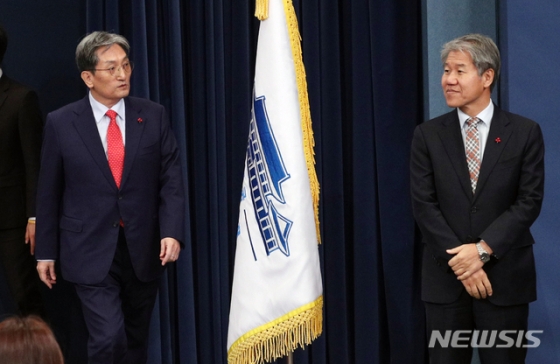 임【서울=뉴시스】박진희 기자 = 김수현 정책실장이 8일 오후 청와대 춘추관에서 열린 인선 발표에 참석한 노영민 신 비서실장을 맞이하고 있다. 2019.01.08. pak7130@newsis.com <저작권자ⓒ 공감언론 뉴시스통신사. 무단전재-재배포 금지.>