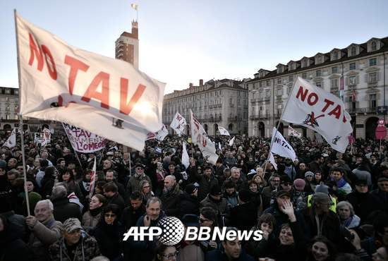 이탈리아 시민들이 지난해 12월 이탈리아 북부 토리노시에서 프랑스 리옹과 토리노를 연결하는 철도(TAV) 건설에 반대하는 시위를 열고 있다. /AFPBBNews=뉴스1