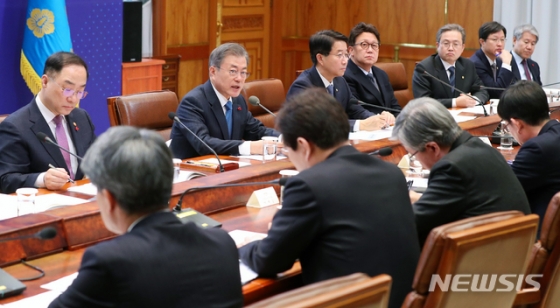 【서울=뉴시스】전신 기자 = 문재인 대통령이 23일 청와대 본관에서 열린 공정경제 추친전략 회의에서 모두발언하고 있다. 2019.01.23. photo1006@newsis.com <저작권자ⓒ 공감언론 뉴시스통신사. 무단전재-재배포 금지.>