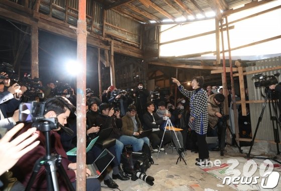 (목포=뉴스1) 황희규 기자 = 목포 근대역사문화공간 내 부동산 투기 의혹을 받는 무소속 손혜원 의원이 23일 오후 목포 투기 의혹 현장에서 투기 의혹 관련 해명 기자회견을 하고 있다. 2019.1.23/뉴스1  <저작권자 © 뉴스1코리아, 무단전재 및 재배포 금지>