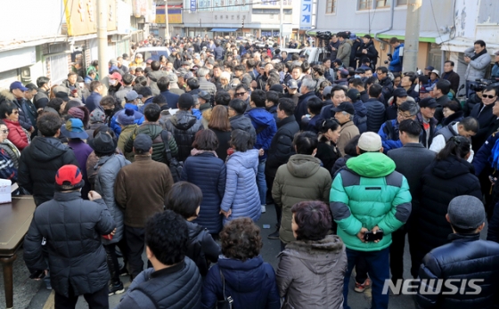 【목포=뉴시스】신대희 기자 = 전남 목포 근대역사문화공간 내 부동산 투기 의혹을 받는 무소속 손혜원 의원이 23일 오후 목포시 대의동 박물관 건립 예정지를 찾은 가운데, 손 의원을 보러온 시민들이 몰려 있다. 2019.1.23  sdhdream@newsis.com  <저작권자ⓒ 공감언론 뉴시스통신사. 무단전재-재배포 금지.>