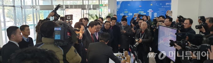 이낙연 국무총리가 22일 목포 관계자들로부터 수산식품 가공에 관한 현안을 보고 받고 있다. /사진 = 박준식 기자