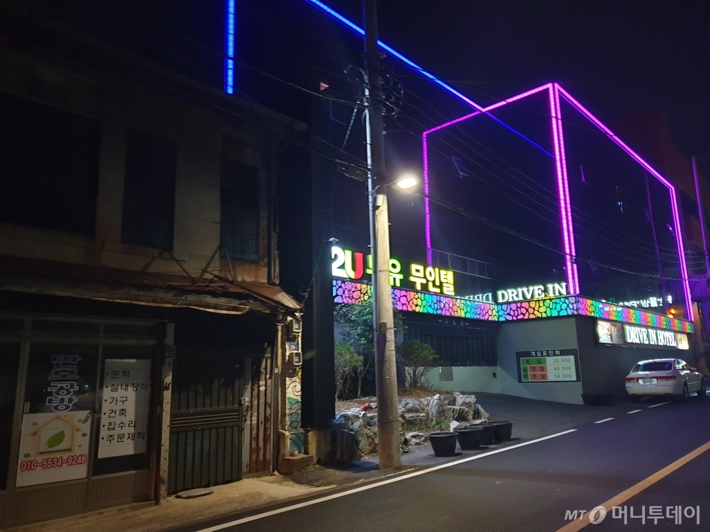 목포 근대화 공원 예정 거리는 오후 6시가 지나자 인적이 끊겨 을씨년스러운 모습으로 바뀌었다. 영업을 하지 않는 건물과 바로 근접한 모텔의 네온싸인이 묘한 분위기를 만들어냈다. /사진 = 박준식 기자