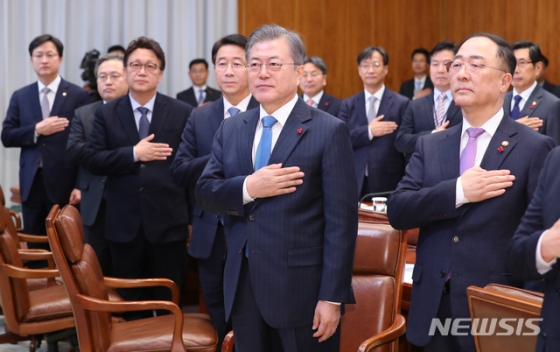 【서울=뉴시스】전신 기자 = 문재인 대통령이 23일 청와대 본관에서 열린 공정경제 추친전략 회의에서 국기에 경례하고 있다. 2019.01.23.   photo1006@newsis.com  <저작권자ⓒ 공감언론 뉴시스통신사. 무단전재-재배포 금지.>