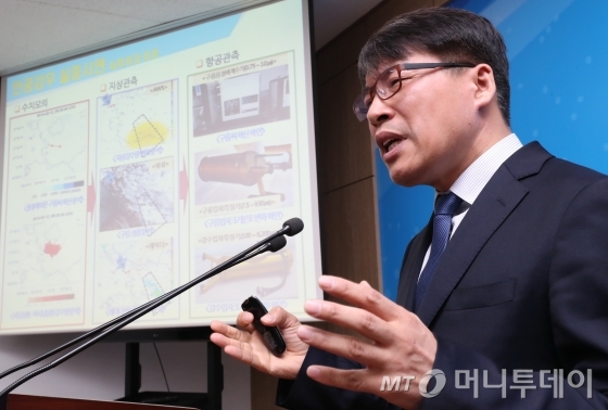 김백조 국립기상과학원 응용기상연구과장이 3일 오전 경기도 정부과천청사 과학기술정보통신부에서 유·무인 기상항공기를 이용한 인공강우 실증시연 브리핑을 하고 있다.