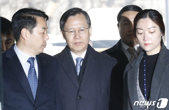 '사법농단 의혹' 박병대 전 대법관이 23일 오전 서울 서초구 서울중앙지방법원에서 열리는 구속 전 피의자심문(영장실질심사)에 출석하고 있다. 박 전 대법관은 지난해 12월 구속영장이 기각된 후 두 번째 구속 전 피의자심문을 받는다. 2019.1.23/뉴스1 © News1 이승배 기자