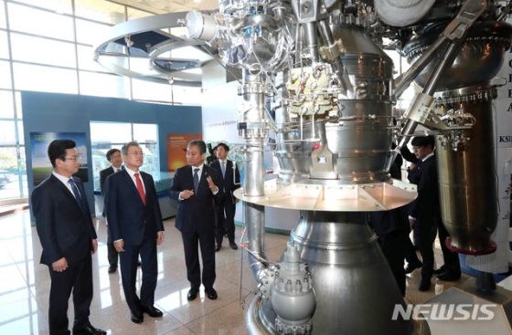 【대전=뉴시스】전신 기자 = 문재인 대통령이 24일 대전 유성구 한국항공우주연구원에서 임철호(오른쪽) 원장의 설명을 들으며 독자개발한 한국형 75톤급 액체엔진 설명을 듣고 있다. 이 엔진 4기가 오는 2021년 본발사될 한국형발사체 누리호KSLV-ll에 탑재될 예정이다. 2019.01.24.   photo1006@newsis.com   <저작권자ⓒ 공감언론 뉴시스통신사. 무단전재-재배포 금지.>