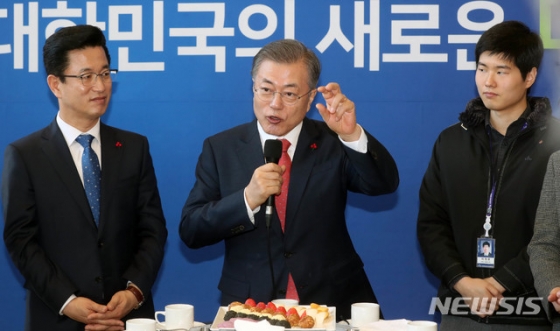 【대전=뉴시스】전신 기자 = 문재인 대통령이 24일 대전 유성구 한국항공우주연구원을 방문해 연구원들을 격려하고 있다. 2019.01.24.   photo1006@newsis.com   <저작권자ⓒ 공감언론 뉴시스통신사. 무단전재-재배포 금지.>