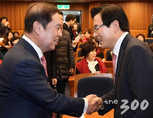 자유한국당 김병준 비상대책위원장과 당권에 도전하는 황교안 전 국무총리가 24일 오후 서울 여의도 국회 헌정기념관에서 열린 '전국 지방의원 여성협의회 정기총회 및 발대식'에서 악수를 하고 있다. / 사진=이동훈 기자