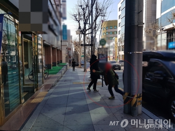 지난 24일 오후 서울시 강남구 대치동 학원가 근처에서 한 학생이 학부모의 차에서 내려 학원을 들어가고 있다. /사진=이재은 기자