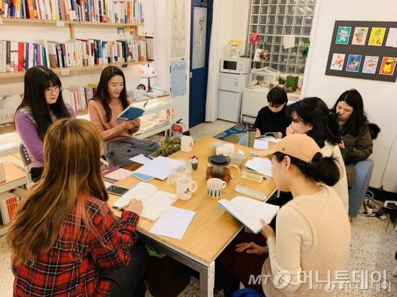 지난 23일 서울 도봉구에 위치한 서점 도도봉봉에서 열린 '책방에서 시를 읽다' 프로그램 모습./사진제공=도도봉봉<br>