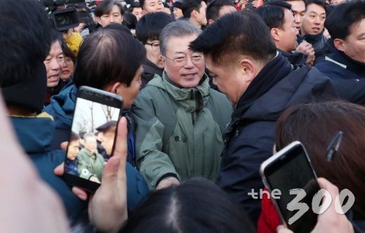 문재인 대통령이 2019년 기해년(己亥年) 첫날인 1일 오전 서울 남산 팔각정에서 해돋이를 본 후 시민들과 인사를 나누고 있다./사진=김휘선 기자