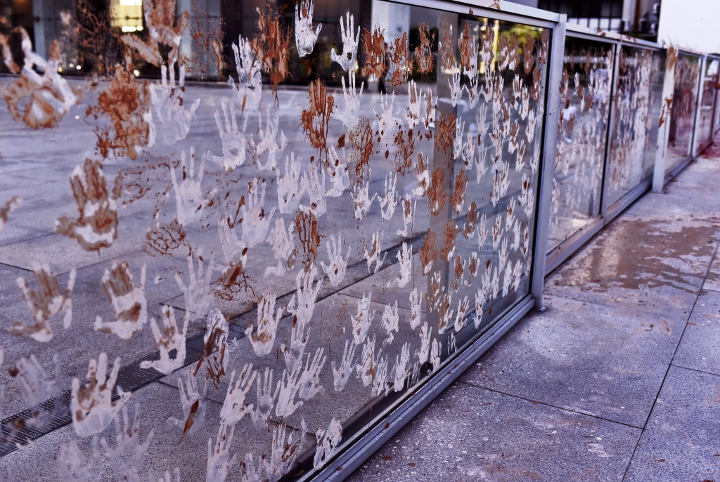 리우데자네이루에 위치한 발리 본사에서 시위대들이 항의 표시로 창문에 손자국을 남긴 모습. /AFPBBNews=뉴스1