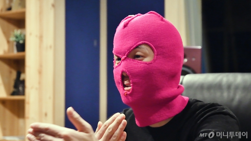 마미손이 인터뷰 도중 스웩(swag) 넘치는 손짓을 하고 있다. 흡사 비둘기가 날아가는 듯한 모습이다(peace)./사진=이상봉 기자