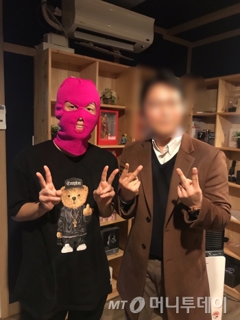 마미손과 기념 투샷을 찍은 래퍼 크린랩. 얼굴 크기 차이가 많이 나서, 현실 부정을 위해 블러 처리를 했다. 본인이 큰 게 아니라, 그가 너무 작은 것이다./사진=이상봉 기자