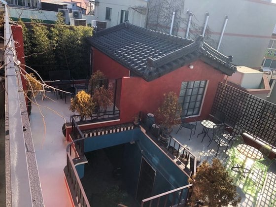 16일 오전 전남 목포 대의동에 손혜원 의원 조카가 매입한 것으로 알려진 '창성장' 게스트하우스 외부 테라스 모습. /사진=뉴스1