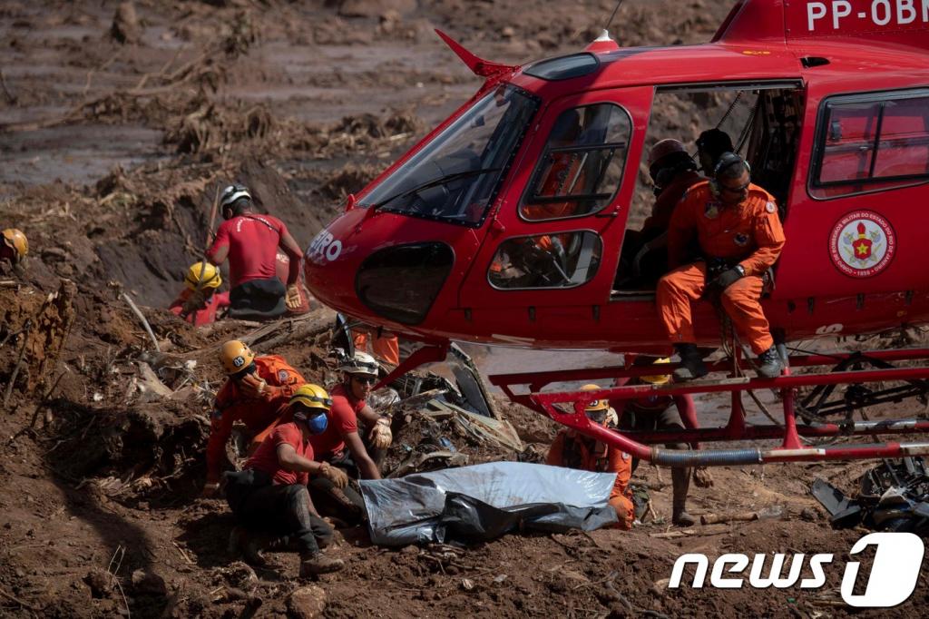 (브루마지뉴 AFP=뉴스1) 우동명 기자 = 28일(현지시각) 브라질 브루마지뉴 지역에 위치한 광산 댐이 붕괴 현장에서 구조대원들이 희생자 시신을 수습하고 있다. 이번 사고로 65명이 숨지고 실종자는 270 여명인 것으로 알려졌다.  © AFP=뉴스1  <저작권자 © 뉴스1코리아, 무단전재 및 재배포 금지>