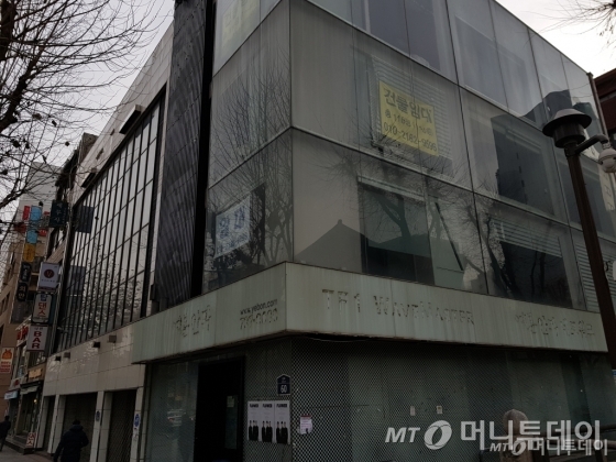 종각역 4번 출구 앞 건물이 공실로 임차인을 찾고 있다. 이 건물은 입지가 좋은데도 4년째 공실이다. /사진=유엄식 기자