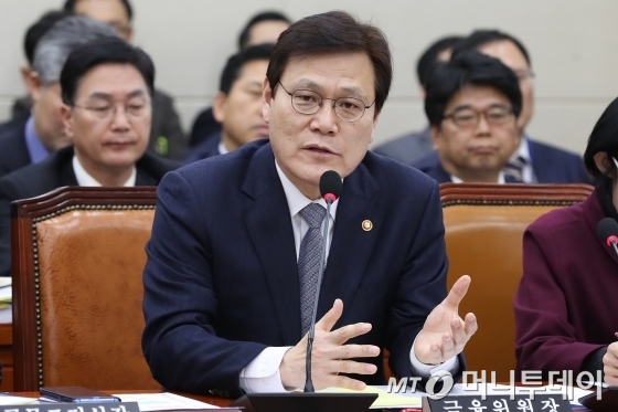 최종구 금융위원장이 28일 오후 서울 여의도 국회에서 열린 정무위원회 전체회의에서 의원들의 질의에 답하고 있다. 2018.11.28/뉴스1 <저작권자 ⓒ 뉴스1코리아, 무단전재 및 재배포 금지>