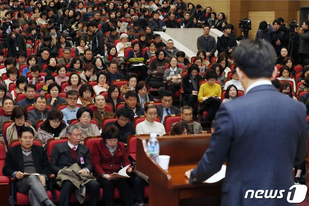 지난달 21일 국회의원회관에서 홍문종 자유한국당 의원 주최로 열린 '유아교육법 시행령 등 입법예고에 대한 공청회'에 참석한 한국유치원총연합회 소속 사립유치원 원장 및 설립자 등이 좌석을 가득 메우고 있다./사진=뉴스1