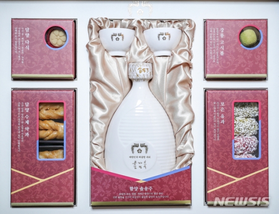 문재인 대통령의 2019년 설 명절 선물세트. 경남 함양의 솔송주, 강원 강릉의 고시볼, 전남 담양의 약과와 다식, 충북 보은의 유과 등 오랫동안 각 지역에서 우수 전통식품으로 사랑받아온 식품으로 구성했다.  선물은 국토수호 최일선에서 고생하는 군·경 부대(최동단, 서북단, 남단, 중부전선 등), 한국형발사체 누리호 개발에 참여한 연구원, 각종 재난 사고 시 구조 활동에 참여한 의인, 따뜻한 관심과 배려가 필요한 독거노인, 희귀난치성환자, 치매센터 종사자 등에 가장 많은 선물이 전달되며, 국가발전을 위해 헌신하신 각계 원로, 국가유공자 가족 등에게도 전달됐다. 2019.01.22. (사진=청와대 제공)   photo@newsis.com  <저작권자ⓒ 공감언론 뉴시스통신사. 무단전재-재배포 금지.>