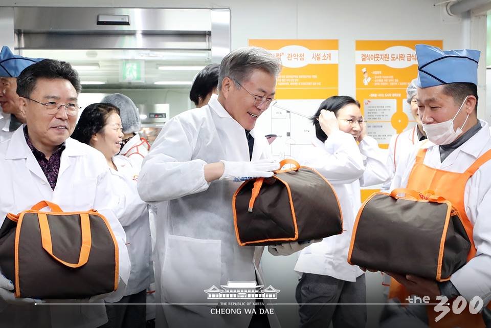 문재인 대통령이 1일 이웃들에게 나눌 도시락 포장을 마치고 배달을 준비하고 있다. 2019.2.1/청와대 제공