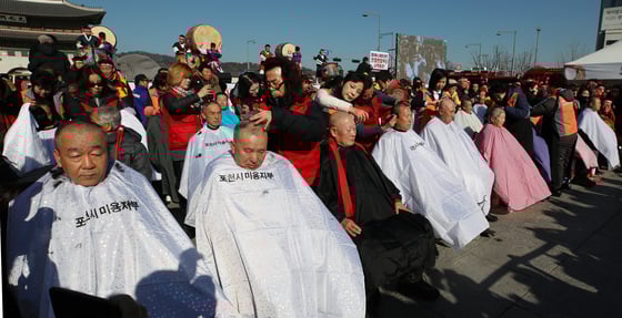 지난달 16일 서울 광화문광장에서 열린 '포천시 전철 7호선 예비타당성조사 면제 촉구 1만명 결의대회'에서 참가자들이 삭발을 하고 있다./사진= 뉴스1
