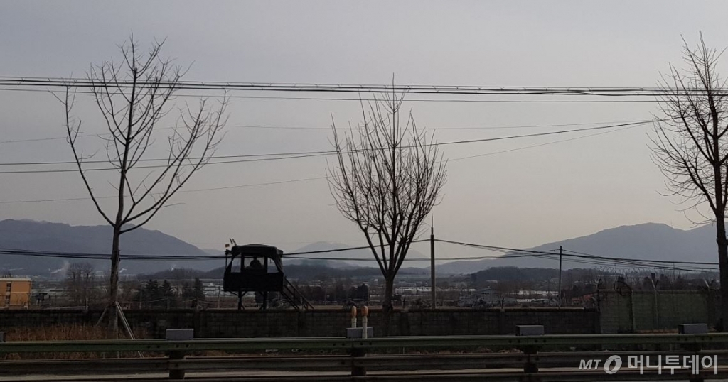 포천시 도로 옆에 철조망과 함께 군 부대시설이 있다. 헬리콥터가 지상에서 대기하고 있다./사진= 박미주 기자