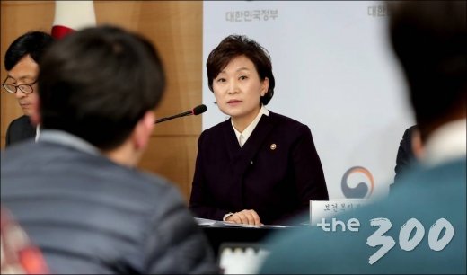 김현미 국토교통부 장관이 24일 오후 서울 종로구 정부청사에서 열린 '2019년 부동산 가격공시 추진 방향에 대한 관계부처 합동 브리핑'에서 취재진 질의를 받고 있다./사진=김창현 기자