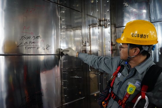 지난달 30일 건조가 진행중인 LNG선 화물창에서 만난 송하동 대우조선해양 LNG생산1부 부서장이 LNG선 화물창 외벽에 사용되는 소재 '인바'에 대해 설명하고 있다. 화물창 외벽은 두 개의 인바 사이에 단열재를 삽입해 제작된다. 화물창 온도와 압력을 최적화해 LNG 손실율을 최소화한다./사진=안정준 기자