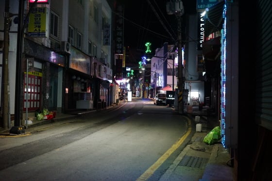 31일 밤 거제 '옥태원' 거리에서 불빛을 찾아보기는 힘들었다. 거제 대우조선 사원 아파트 맞은편에 위치한 상권은 '옥태원'(옥포+이태원)으로 불린다. 조선 호황시절 대우조선 선주사 소속의 외국인 감독관과 기술자들이 모여들며 불야성을 이루던 유흥지였다./사진=안정준 기자