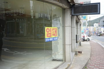 30일 거제시 고현 일대 상권에서는 임대 현수막이 붙은 상가가 드문 드문 눈에 들어왔다./사진=안정준 기자