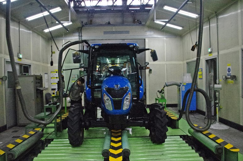 LS엠트론 완주공장에서 생산직 직원이 트랙터 출고 직전 주행테스트를 하고 있다./사진제공=LS엠트론