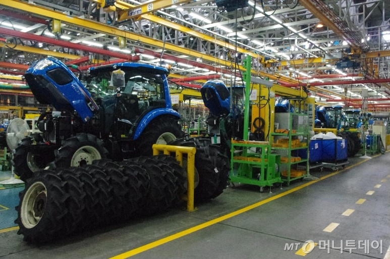 트랙터에 타이어가 부착된 후 모습/사진제공=LS엠트론