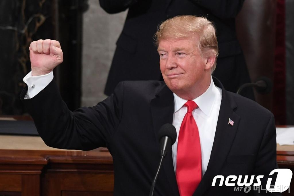 도널드 트럼프 미국 대통령이 5일 (현지시간) 워싱턴 연방의회에서 취임 후 두번째 국정연설을 하던 중 주먹을 불끈 쥐어 보이고 있다./ 사진=뉴스1