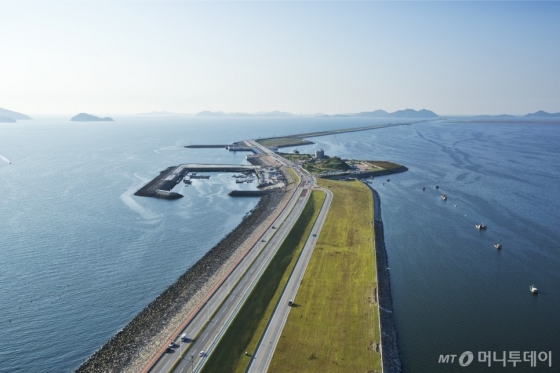군산공항 좌측으로 확보된 새만금 국제공항 활주로 부지. /자료제공=새만금개발청