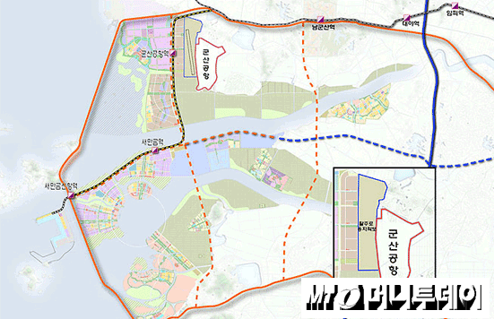 포천시청 앞에 7호선 포천 연장구간 예비타당성 조사 면제를 축하하는 플래카드들이 걸려 있다./사진= 박미주 기자
