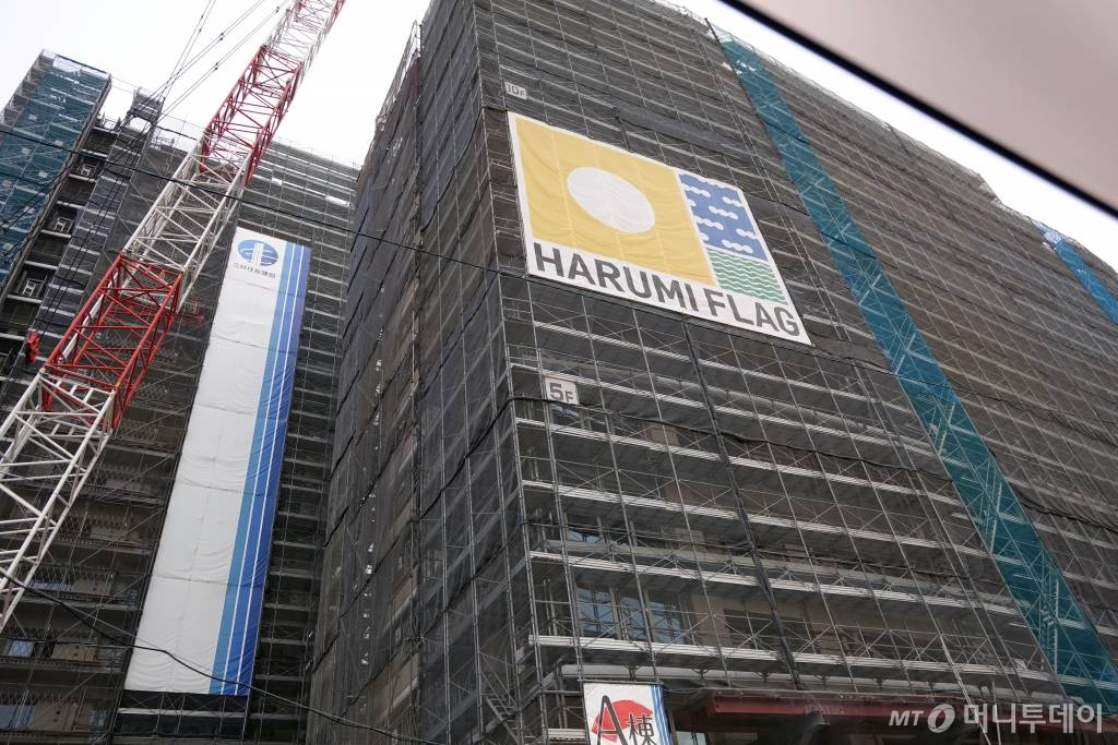 지난 31일 일본 도쿄 하루미지구에서 올림픽 선수촌(올림픽 빌리지)이 건설 중이다. /사진=김남이 기자