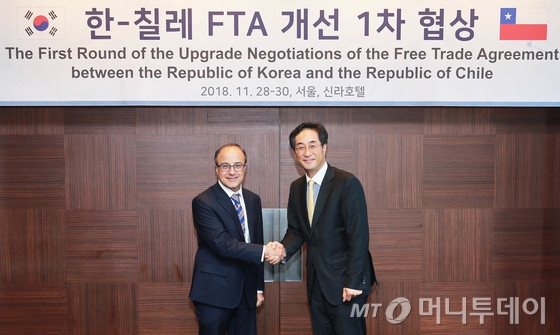 김기준 산업통상자원부 자유무역협정교섭관과 펠리페 로페안디아 칠레 외교부 양자경제국장이 28일 오전 서울 신라호텔에서 열린 '한-칠레 자유무역협정(FTA) 개선 1차 협상'에 앞서 악수하고 있다.2018.11.28/사진제공=산업통상자원부