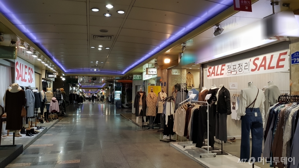 춘천지하쇼핑몰 내부 모습. 오른쪽에 '점포정리'라는 글귀가 눈에 띈다./사진= 박미주 기자