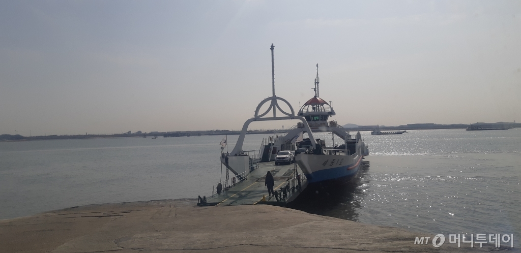 지난 9일 오후 신도터미널에 영종도로 가는 배가 들어오고 있다. /사진=김희정 기자 dotnsigh@mt.co.kr