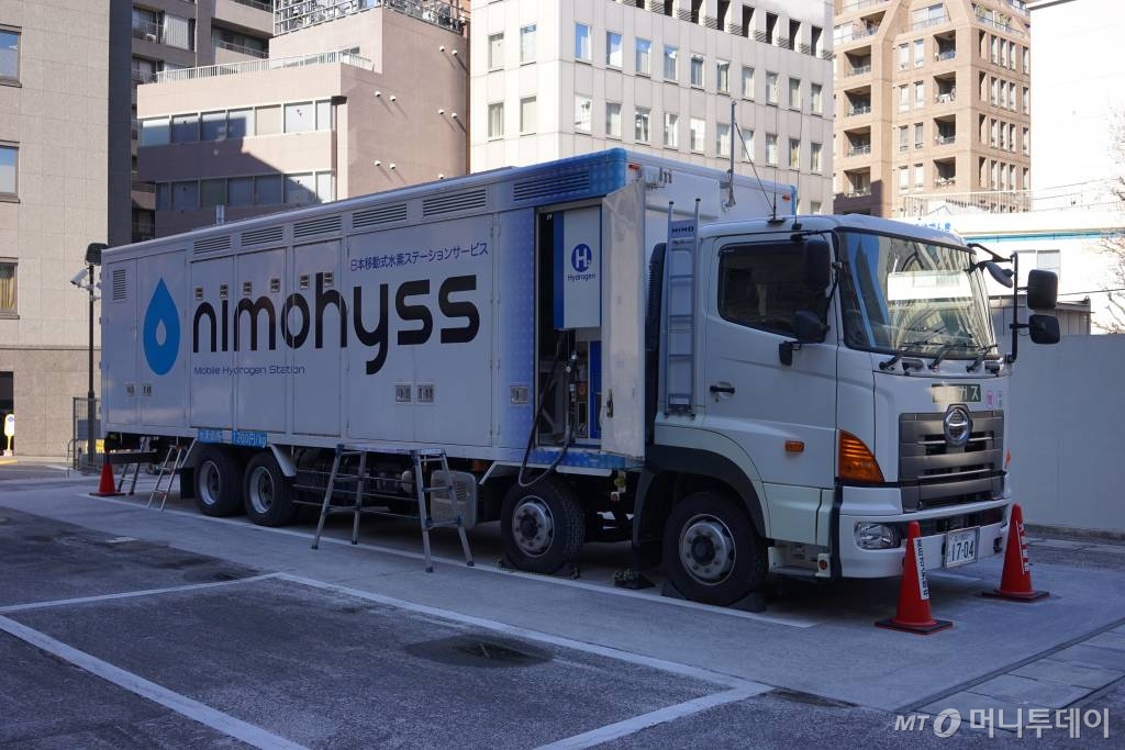 일본 도쿄 지요다구에 설치된 니모히스수소충전소(구단)의 모습. 주차장 부지를 충전소 부지로 바꾼 곳으로 주변에 상업 빌딩이 둘러싸고 있다. /사진=김남이 기자