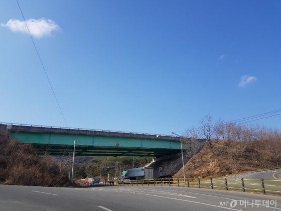 춘천시청 건물 외관에 '제2경춘국도' 사업의 예비타당성조사 면제를 알리는 플래카드가 걸려 있다./사진= 박미주 기자